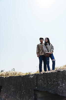 포토 JPG 주간 전신 커플 응시 여자 남자 로우앵글 여행 데이트 유적지 자연 하늘 한국 서기 풍경 20대 성인 야외 두명 앞모습 30대 제주도 봄 한국인 역사 국내여행 제주도여행 성인만 다크투어리즘 43유적지 셋알오름 국내포토 자연요소 시선 계절 아시아 뷰포인트 고건축 관계 모션 사람 동양인 청년 장년 생태계 오름 서귀포 파일형식