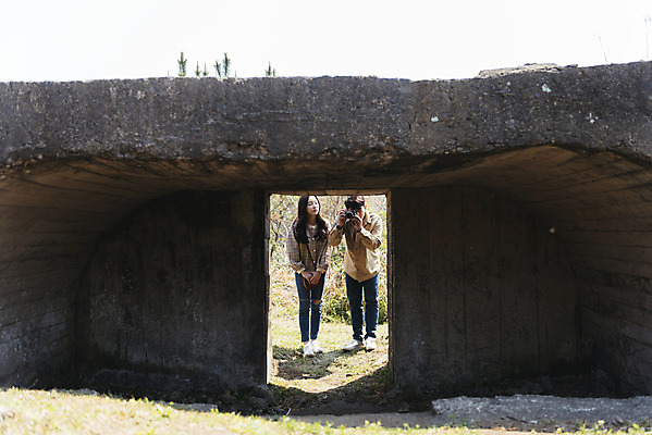 포토 JPG 주간 전신 커플 응시 여자 남자 여행 데이트 유적지 자연 한국 서기 풍경 20대 성인 야외 두명 앞모습 30대 제주도 사진촬영 봄 한국인 역사 국내여행 제주도여행 성인만 다크투어리즘 고사포진지 43유적지 셋알오름 국내포토 자연요소 시선 계절 아시아 뷰포인트 고건축 관계 모션 사람 동양인 청년 장년 촬영 문화재 생태계 오름 서귀포 파일형식