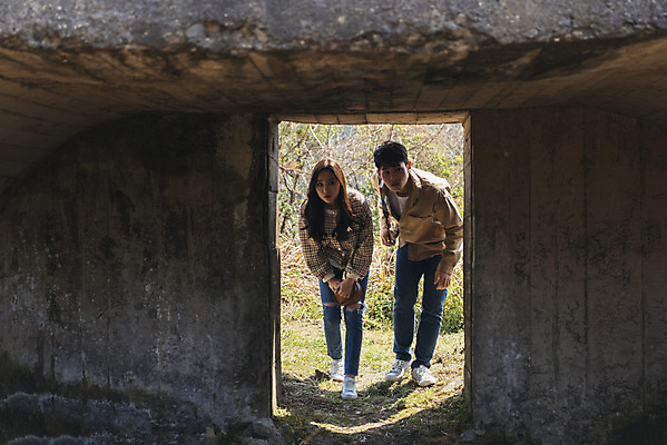 포토 JPG 주간 전신 커플 응시 여자 남자 여행 데이트 유적지 자연 한국 서기 풍경 20대 성인 야외 두명 앞모습 30대 제주도 봄 한국인 역사 국내여행 제주도여행 성인만 다크투어리즘 고사포진지 43유적지 셋알오름 국내포토 자연요소 시선 계절 아시아 뷰포인트 고건축 관계 모션 사람 동양인 청년 장년 문화재 생태계 오름 서귀포 파일형식