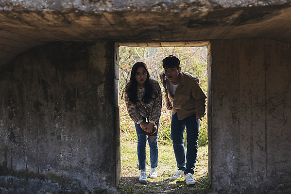 포토 JPG 주간 전신 커플 응시 여자 남자 여행 데이트 유적지 자연 한국 서기 풍경 20대 성인 야외 두명 앞모습 30대 제주도 봄 한국인 역사 국내여행 제주도여행 성인만 다크투어리즘 고사포진지 43유적지 셋알오름 국내포토 자연요소 시선 계절 아시아 뷰포인트 고건축 관계 모션 사람 동양인 청년 장년 문화재 생태계 오름 서귀포 파일형식