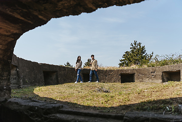 포토 JPG 주간 전신 커플 응시 여자 남자 여행 데이트 유적지 자연 한국 풍경 20대 성인 야외 두명 옆모습 30대 제주도 걷기 봄 한국인 역사 국내여행 제주도여행 성인만 다크투어리즘 고사포진지 43유적지 셋알오름 국내포토 자연요소 시선 계절 아시아 뷰포인트 고건축 관계 모션 사람 동양인 청년 장년 문화재 생태계 오름 서귀포 파일형식