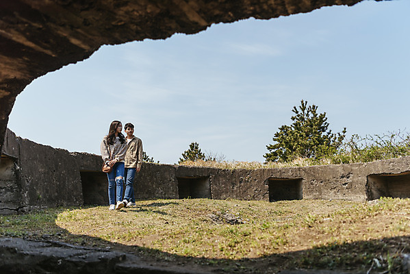 포토 JPG 주간 전신 커플 응시 여자 남자 여행 데이트 유적지 자연 한국 풍경 20대 성인 야외 두명 앞모습 30대 제주도 걷기 봄 한국인 역사 국내여행 제주도여행 성인만 다크투어리즘 고사포진지 43유적지 셋알오름 국내포토 자연요소 시선 계절 아시아 뷰포인트 고건축 관계 모션 사람 동양인 청년 장년 문화재 생태계 오름 서귀포 파일형식
