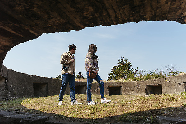 포토 JPG 주간 전신 커플 응시 여자 남자 여행 데이트 유적지 자연 한국 풍경 20대 성인 야외 두명 옆모습 30대 제주도 걷기 봄 한국인 역사 국내여행 제주도여행 성인만 다크투어리즘 고사포진지 43유적지 셋알오름 국내포토 자연요소 시선 계절 아시아 뷰포인트 고건축 관계 모션 사람 동양인 청년 장년 문화재 생태계 오름 서귀포 파일형식