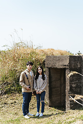 포토 JPG 주간 전신 커플 여자 남자 여행 데이트 유적지 자연 한국 서기 풍경 20대 성인 야외 두명 앞모습 30대 제주도 봄 한국인 역사 국내여행 제주도여행 성인만 다크투어리즘 고사포진지 43유적지 셋알오름 국내포토 자연요소 계절 아시아 뷰포인트 고건축 관계 모션 사람 동양인 청년 장년 문화재 생태계 오름 서귀포 파일형식