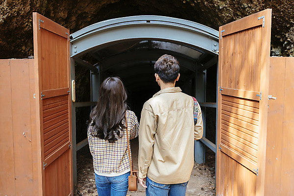 포토 JPG 주간 커플 응시 여자 남자 여행 데이트 유적지 자연 한국 서기 풍경 상반신 20대 성인 야외 두명 뒷모습 30대 제주도 문 봄 한국인 역사 동굴 국내여행 제주도여행 성인만 다크투어리즘 43유적지 셋알오름 일제동굴진지 셋알오름일제동굴진지 국내포토 자연요소 시선 계절 아시아 뷰포인트 고건축 관계 모션 사람 동양인 청년 장년 문화재 생태계 오름 서귀포 파일형식