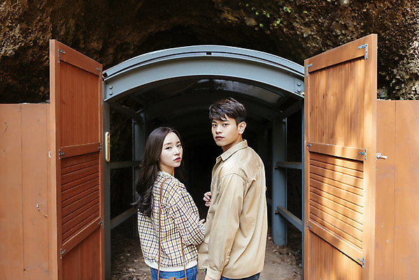 포토 JPG 주간 커플 여자 남자 여행 데이트 유적지 자연 한국 서기 풍경 상반신 20대 성인 야외 두명 뒷모습 30대 제주도 문 봄 한국인 뒤돌아보기 역사 동굴 국내여행 제주도여행 성인만 다크투어리즘 43유적지 셋알오름 일제동굴진지 셋알오름일제동굴진지 국내포토 자연요소 계절 아시아 뷰포인트 고건축 관계 모션 사람 동양인 청년 장년 문화재 생태계 오름 서귀포 파일형식