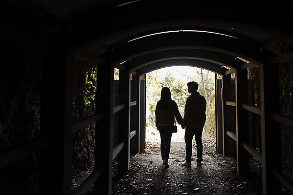 포토 JPG 주간 전신 커플 여자 남자 실루엣 여행 데이트 유적지 자연 한국 서기 풍경 20대 성인 야외 두명 뒷모습 30대 제주도 손잡기 봄 한국인 역사 동굴 국내여행 제주도여행 성인만 다크투어리즘 43유적지 셋알오름 일제동굴진지 셋알오름일제동굴진지 국내포토 자연요소 계절 아시아 뷰포인트 고건축 관계 모션 촬영기법 사람 동양인 청년 장년 문화재 생태계 오름 서귀포 파일형식