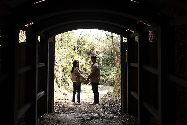 포토 JPG 주간 전신 커플 여자 남자 여행 데이트 유적지 자연 한국 서기 풍경 20대 성인 야외 두명 뒷모습 30대 제주도 손잡기 봄 한국인 뒤돌아보기 역사 동굴 국내여행 제주도여행 성인만 다크투어리즘 43유적지 셋알오름 일제동굴진지 셋알오름일제동굴진지 국내포토 자연요소 계절 아시아 뷰포인트 고건축 관계 모션 사람 동양인 청년 장년 문화재 생태계 오름 서귀포 파일형식