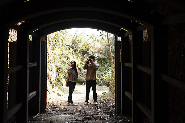 포토 JPG 주간 전신 커플 여자 남자 여행 데이트 유적지 자연 한국 서기 풍경 20대 성인 야외 두명 앞모습 30대 제주도 사진촬영 봄 한국인 역사 동굴 국내여행 제주도여행 성인만 다크투어리즘 43유적지 셋알오름 일제동굴진지 셋알오름일제동굴진지 국내포토 자연요소 계절 아시아 뷰포인트 고건축 관계 모션 사람 동양인 청년 장년 촬영 문화재 생태계 오름 서귀포 파일형식