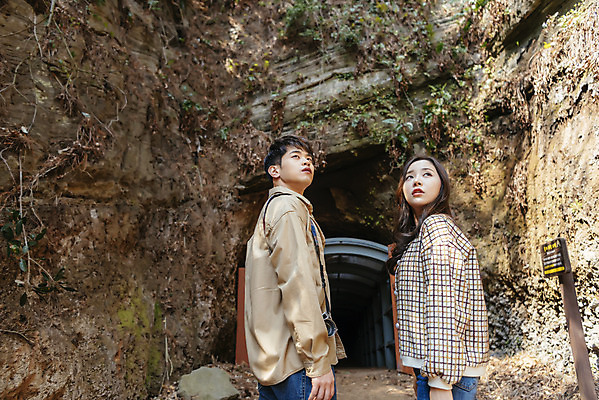 포토 JPG 주간 커플 응시 여자 남자 여행 데이트 유적지 자연 한국 서기 풍경 상반신 20대 성인 야외 두명 옆모습 30대 제주도 봄 한국인 역사 동굴 국내여행 제주도여행 성인만 다크투어리즘 43유적지 셋알오름 일제동굴진지 셋알오름일제동굴진지 국내포토 자연요소 시선 계절 아시아 뷰포인트 고건축 관계 모션 사람 동양인 청년 장년 문화재 생태계 오름 서귀포 파일형식