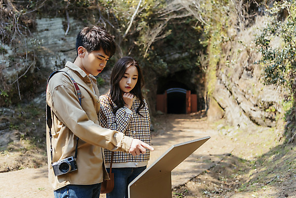 포토 JPG 주간 커플 응시 여자 남자 여행 데이트 유적지 자연 한국 서기 풍경 상반신 20대 성인 야외 두명 옆모습 30대 제주도 봄 한국인 가리킴 표지판 역사 동굴 국내여행 제주도여행 성인만 다크투어리즘 43유적지 셋알오름 일제동굴진지 셋알오름일제동굴진지 국내포토 자연요소 시선 계절 아시아 뷰포인트 고건축 관계 모션 알림판 사람 동양인 손짓 청년 장년 문화재 생태계 오름 서귀포 파일형식