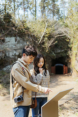 포토 JPG 주간 커플 응시 여자 남자 여행 데이트 유적지 자연 한국 서기 풍경 상반신 20대 성인 야외 두명 옆모습 30대 제주도 봄 한국인 가리킴 표지판 역사 동굴 국내여행 제주도여행 성인만 다크투어리즘 43유적지 셋알오름 일제동굴진지 셋알오름일제동굴진지 국내포토 자연요소 시선 계절 아시아 뷰포인트 고건축 관계 모션 알림판 사람 동양인 손짓 청년 장년 문화재 생태계 오름 서귀포 파일형식