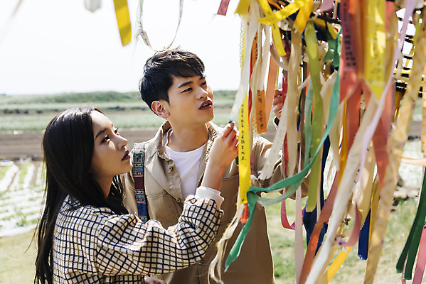 포토 JPG 주간 커플 응시 여자 남자 리본 여행 데이트 유적지 자연 한국 서기 풍경 상반신 20대 성인 야외 두명 옆모습 30대 제주도 봄 한국인 역사 격납고 국내여행 제주도여행 성인만 알뜨르비행장 다크투어리즘 43유적지 셋알오름 국내포토 자연요소 시선 계절 아시아 뷰포인트 고건축 관계 모션 사람 동양인 청년 장년 생태계 오름 서귀포 파일형식