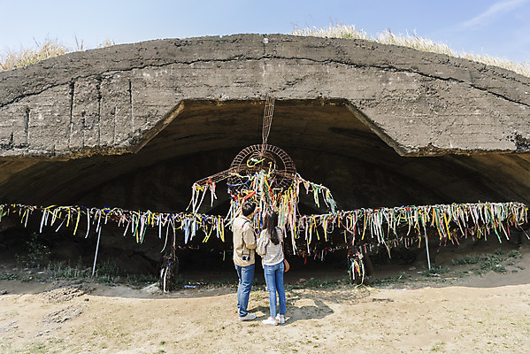 포토 JPG 주간 전신 커플 응시 여자 남자 리본 여행 데이트 유적지 자연 비행기 한국 서기 풍경 20대 성인 야외 두명 뒷모습 30대 제주도 봄 한국인 역사 뼈대 격납고 국내여행 제주도여행 성인만 알뜨르비행장 다크투어리즘 43유적지 셋알오름 국내포토 자연요소 시선 계절 아시아 뷰포인트 고건축 관계 항공교통 모션 대중교통 사람 동양인 청년 장년 생태계 오름 서귀포 파일형식