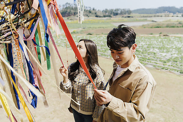 포토 JPG 주간 커플 응시 여자 남자 리본 여행 데이트 유적지 자연 한국 서기 풍경 상반신 20대 성인 야외 두명 옆모습 30대 제주도 봄 한국인 역사 격납고 국내여행 제주도여행 성인만 알뜨르비행장 다크투어리즘 43유적지 셋알오름 국내포토 자연요소 시선 계절 아시아 뷰포인트 고건축 관계 모션 사람 동양인 청년 장년 생태계 오름 서귀포 파일형식