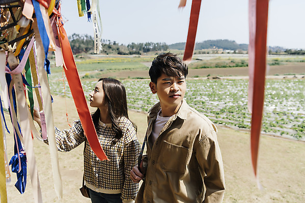 포토 JPG 주간 커플 응시 여자 남자 리본 여행 데이트 유적지 자연 한국 서기 풍경 상반신 20대 성인 야외 두명 옆모습 30대 제주도 봄 한국인 역사 격납고 국내여행 제주도여행 성인만 알뜨르비행장 다크투어리즘 43유적지 셋알오름 국내포토 자연요소 시선 계절 아시아 뷰포인트 고건축 관계 모션 사람 동양인 청년 장년 생태계 오름 서귀포 파일형식
