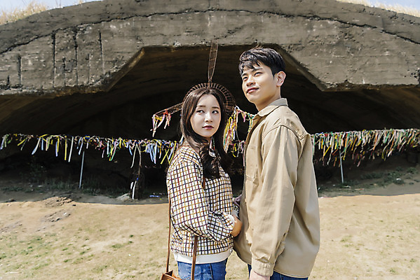 포토 JPG 주간 커플 응시 여자 남자 리본 여행 데이트 유적지 자연 한국 서기 풍경 상반신 20대 성인 야외 두명 옆모습 30대 제주도 봄 한국인 역사 뼈대 격납고 국내여행 제주도여행 성인만 알뜨르비행장 다크투어리즘 43유적지 셋알오름 국내포토 자연요소 시선 계절 아시아 뷰포인트 고건축 관계 모션 사람 동양인 청년 장년 생태계 오름 서귀포 파일형식