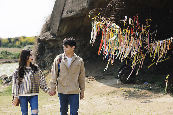 포토 JPG 주간 커플 여자 남자 리본 여행 데이트 유적지 자연 한국 풍경 상반신 20대 성인 야외 두명 앞모습 30대 제주도 걷기 손잡기 봄 한국인 역사 격납고 국내여행 제주도여행 성인만 알뜨르비행장 다크투어리즘 43유적지 셋알오름 국내포토 자연요소 계절 아시아 뷰포인트 고건축 관계 모션 사람 동양인 청년 장년 생태계 오름 서귀포 파일형식