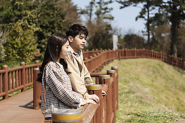 포토 JPG 주간 커플 응시 여자 남자 여행 데이트 유적지 자연 한국 서기 풍경 상반신 20대 성인 야외 두명 옆모습 30대 제주도 봄 한국인 역사 국내여행 제주도여행 성인만 다크투어리즘 섯알오름학살터 43유적지 셋알오름 국내포토 자연요소 시선 계절 아시아 뷰포인트 고건축 관계 모션 사람 동양인 청년 장년 생태계 오름 서귀포 파일형식