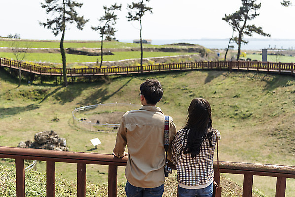 포토 JPG 주간 커플 응시 여자 남자 여행 데이트 유적지 자연 한국 서기 풍경 상반신 20대 성인 야외 두명 뒷모습 30대 제주도 봄 한국인 역사 국내여행 제주도여행 성인만 다크투어리즘 섯알오름학살터 43유적지 셋알오름 국내포토 자연요소 시선 계절 아시아 뷰포인트 고건축 관계 모션 사람 동양인 청년 장년 생태계 오름 서귀포 파일형식