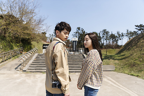 포토 JPG 주간 커플 여자 남자 여행 데이트 유적지 자연 한국 서기 풍경 상반신 20대 성인 야외 두명 옆모습 30대 제주도 눈감음 봄 한국인 기도 역사 국내여행 제주도여행 추모비 성인만 다크투어리즘 43유적지 셋알오름 국내포토 자연요소 계절 아시아 뷰포인트 고건축 관계 모션 사람 동양인 청년 장년 비석 생태계 오름 서귀포 파일형식