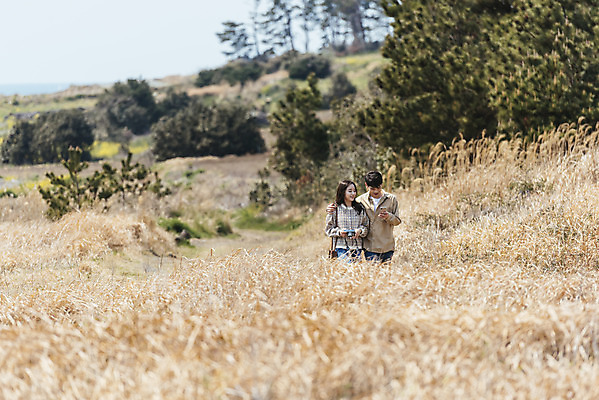포토 JPG 주간 커플 여자 남자 여행 데이트 유적지 자연 한국 풍경 상반신 20대 성인 야외 두명 앞모습 30대 제주도 걷기 다정 봄 한국인 역사 억새 국내여행 올레길 제주도여행 성인만 다크투어리즘 43유적지 셋알오름 국내포토 자연요소 식물 계절 아시아 길 뷰포인트 컨셉 고건축 관계 모션 사람 동양인 청년 장년 생태계 오름 서귀포 파일형식