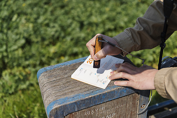 포토 JPG 주간 손 남자 여행 유적지 자연 한국 한명 풍경 야외 신체부위 30대 도장 제주도 봄 역사 코스 국내여행 올레길 인증 제주도여행 찍기 간세 알뜨르비행장 다크투어리즘 43유적지 셋알오름 국내포토 자연요소 1 계절 아시아 길 컨셉 고건축 모션 사람 장년 생태계 오름 서귀포 파일형식
