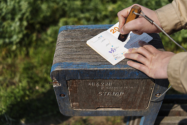 포토 JPG 주간 손 남자 여행 유적지 자연 한국 한명 풍경 야외 신체부위 30대 도장 제주도 봄 역사 코스 국내여행 올레길 인증 제주도여행 찍기 간세 알뜨르비행장 다크투어리즘 43유적지 셋알오름 국내포토 자연요소 1 계절 아시아 길 컨셉 고건축 모션 사람 장년 생태계 오름 서귀포 파일형식