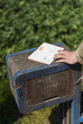 포토 JPG 주간 손 남자 여행 유적지 자연 한국 한명 풍경 야외 신체부위 30대 도장 제주도 봄 역사 코스 국내여행 올레길 인증 제주도여행 찍기 간세 알뜨르비행장 다크투어리즘 43유적지 셋알오름 국내포토 자연요소 1 계절 아시아 길 컨셉 고건축 모션 사람 장년 생태계 오름 서귀포 파일형식