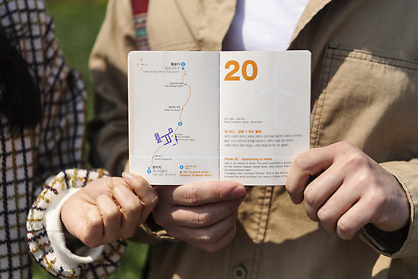 포토 JPG 주간 커플 여자 남자 여행 데이트 유적지 자연 한국 들기 풍경 상반신 20대 성인 야외 두명 앞모습 30대 도장 제주도 봄 한국인 역사 국내여행 인증 제주도여행 성인만 다크투어리즘 43유적지 셋알오름 국내포토 자연요소 계절 아시아 뷰포인트 컨셉 고건축 관계 모션 사람 동양인 청년 장년 생태계 오름 서귀포 파일형식