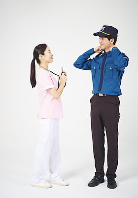 포토 JPG 스튜디오촬영 전신 직업 여학생 여자 남자 남학생 의학 청진기 청소년 여고생 고등학생 실내 병원 서기 미소 누끼 두명 앞모습 옆모습 10대 마주보기 희망 꿈 한국인 간호사 의료진 체험 경찰 흰배경 장래희망 경찰복 직업체험 공무원 십대만 남고생 국내포토 학생 감정 뷰포인트 백그라운드 컨셉 유니폼 의료기기 모션 표정 사람 동양인 내부 흰색 체험학습 파일형식