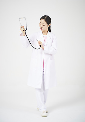 포토 JPG 스튜디오촬영 전신 직업 응시 여학생 여자 청진기 청소년 여고생 고등학생 실내 한명 서기 누끼 앞모습 10대 희망 꿈 한국인 의료진 의사 의사가운 체험 흰배경 장래희망 여의사 직업체험 십대여자한명만 국내포토 1 학생 시선 감정 뷰포인트 백그라운드 컨셉 의학 의료기기 모션 사람 동양인 내부 흰색 가운 체험학습 여자한명만 십대여자만 파일형식