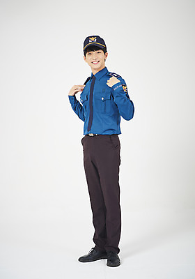 포토 JPG 스튜디오촬영 전신 직업 남자 남학생 청소년 고등학생 실내 한명 서기 미소 누끼 옆모습 10대 희망 꿈 한국인 체험 경찰 흰배경 장래희망 경찰복 직업체험 공무원 십대남자한명만 남고생 국내포토 1 학생 감정 뷰포인트 백그라운드 컨셉 유니폼 모션 표정 사람 동양인 내부 흰색 체험학습 남자한명만 십대남자만 파일형식