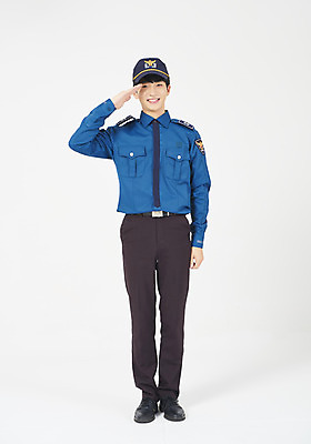 포토 JPG 스튜디오촬영 전신 직업 남자 남학생 청소년 고등학생 실내 한명 서기 미소 누끼 앞모습 10대 희망 꿈 한국인 체험 경찰 흰배경 장래희망 경찰복 경례 직업체험 공무원 십대남자한명만 남고생 국내포토 1 학생 감정 뷰포인트 백그라운드 컨셉 유니폼 모션 표정 사람 동양인 내부 흰색 인사 체험학습 남자한명만 십대남자만 파일형식