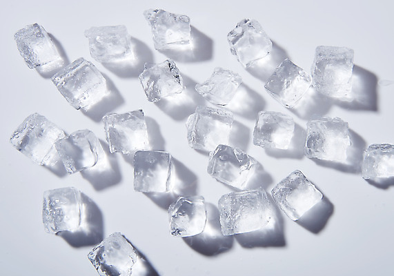 포토 JPG 스튜디오촬영 백그라운드 실내 그림자 사람없음 얼음 여러개 흰색 투명 차가움 시원함 오브젝트 흰배경 얼음조각 국내포토 자연요소 컬러 다수 내부 파일형식