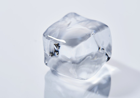 포토 JPG 스튜디오촬영 백그라운드 실내 사람없음 한개 얼음 흰색 투명 차가움 시원함 오브젝트 흰배경 얼음조각 국내포토 자연요소 1 컬러 내부 파일형식