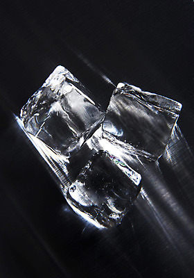 포토 JPG 스튜디오촬영 백그라운드 검은배경 실내 사람없음 빛 얼음 세개 투명 차가움 시원함 오브젝트 얼음조각 국내포토 자연요소 3 내부 검은색 파일형식