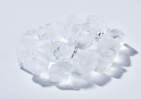 포토 JPG 스튜디오촬영 백그라운드 실내 사람없음 얼음 여러개 흰색 투명 차가움 시원함 오브젝트 흰배경 얼음조각 국내포토 자연요소 컬러 다수 내부 파일형식