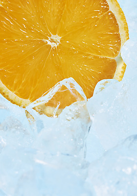 포토 JPG 스튜디오촬영 백그라운드 오렌지 실내 사람없음 파란색 얼음 여러개 투명 차가움 시원함 오브젝트 얼음조각 국내포토 자연요소 컬러 다수 과일 내부 파일형식