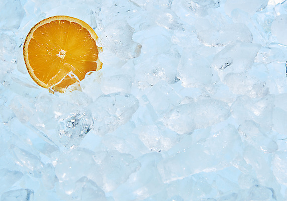포토 JPG 스튜디오촬영 백그라운드 오렌지 실내 사람없음 파란색 얼음 여러개 투명 차가움 시원함 오브젝트 얼음조각 국내포토 자연요소 컬러 다수 과일 내부 파일형식