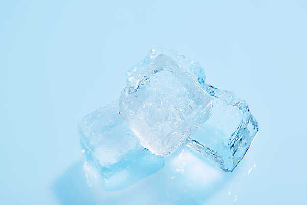 포토 JPG 스튜디오촬영 백그라운드 실내 사람없음 파란색 쌓기 얼음 여러개 투명 차가움 시원함 오브젝트 파란배경 얼음조각 국내포토 자연요소 컬러 다수 모션 내부 파일형식