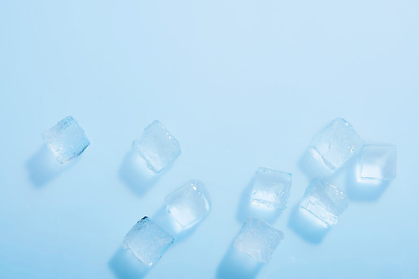 포토 JPG 스튜디오촬영 백그라운드 실내 사람없음 파란색 얼음 여러개 투명 차가움 시원함 오브젝트 파란배경 얼음조각 국내포토 자연요소 컬러 다수 내부 파일형식