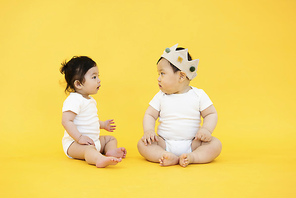 포토 JPG 스튜디오촬영 전신 여자 남자 왕관 실내 앉기 두명 앞모습 옆모습 마주보기 귀여움 한국인 육아 성장 아기 보호 기저귀 노란배경 아기만 국내포토 뷰포인트 백그라운드 컨셉 모션 사람 동양인 내부 노란색 아기용품 파일형식