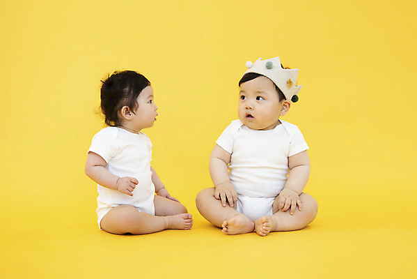 포토 JPG 스튜디오촬영 전신 응시 여자 남자 왕관 실내 앉기 두명 앞모습 옆모습 귀여움 한국인 육아 성장 아기 보호 기저귀 노란배경 아기만 국내포토 시선 뷰포인트 백그라운드 컨셉 모션 사람 동양인 내부 노란색 아기용품 파일형식