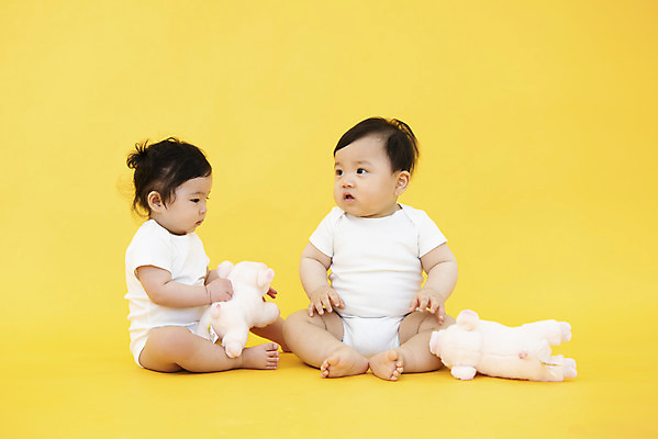 포토 JPG 스튜디오촬영 전신 응시 여자 남자 인형 실내 앉기 두명 앞모습 옆모습 귀여움 한국인 육아 성장 아기 보호 기저귀 노란배경 돼지인형 아기만 국내포토 시선 뷰포인트 백그라운드 컨셉 모션 사람 동양인 내부 노란색 아기용품 파일형식