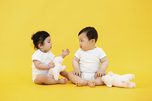 포토 JPG 스튜디오촬영 전신 응시 여자 남자 인형 실내 앉기 두명 앞모습 옆모습 귀여움 한국인 육아 성장 아기 보호 기저귀 노란배경 돼지인형 아기만 국내포토 시선 뷰포인트 백그라운드 컨셉 모션 사람 동양인 내부 노란색 아기용품 파일형식