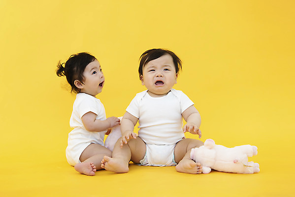 포토 JPG 스튜디오촬영 전신 응시 여자 남자 인형 실내 앉기 두명 앞모습 옆모습 귀여움 한국인 육아 성장 아기 보호 기저귀 노란배경 돼지인형 아기만 국내포토 시선 뷰포인트 백그라운드 컨셉 모션 사람 동양인 내부 노란색 아기용품 파일형식