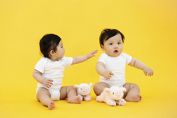 포토 JPG 스튜디오촬영 전신 응시 여자 남자 인형 실내 앉기 두명 앞모습 옆모습 귀여움 한국인 육아 성장 아기 보호 기저귀 노란배경 돼지인형 아기만 국내포토 시선 뷰포인트 백그라운드 컨셉 모션 사람 동양인 내부 노란색 아기용품 파일형식