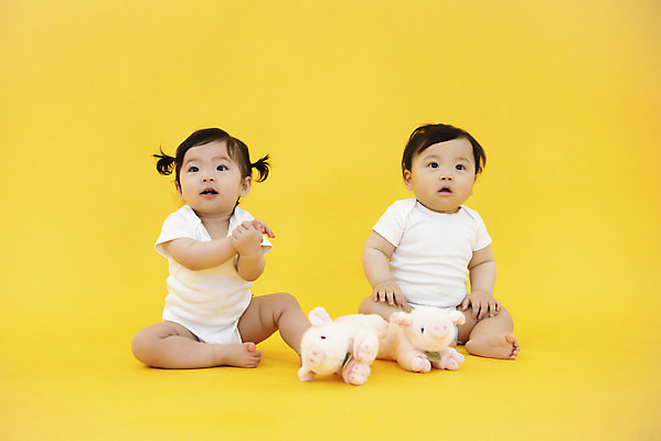 포토 JPG 스튜디오촬영 전신 응시 여자 남자 실내 앉기 두명 앞모습 귀여움 한국인 육아 성장 아기 보호 기저귀 노란배경 아기만 국내포토 시선 뷰포인트 백그라운드 컨셉 모션 사람 동양인 내부 노란색 아기용품 파일형식