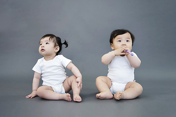 포토 JPG 스튜디오촬영 전신 응시 여자 남자 회색배경 실내 앉기 두명 앞모습 귀여움 한국인 육아 성장 아기 보호 물기 기저귀 아기만 국내포토 시선 뷰포인트 백그라운드 컨셉 모션 사람 동양인 내부 회색 아기용품 파일형식